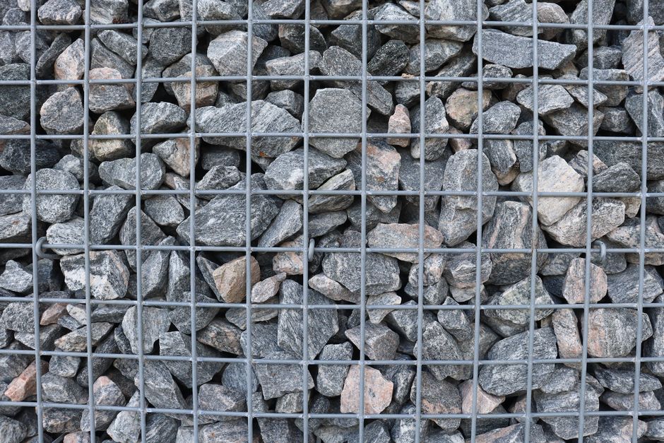 Stone retaining wall construction